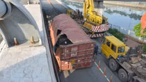 Xe đầu kéo rơi thùng container khu vực cầu Nguyễn Văn Cừ