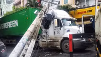 Xe đầu kéo kéo gãy hàng loạt trụ điện