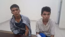 2 tên cướp bị dân vây bắt bỏ chạy vào hẻm cụt