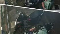  "Nữ quái" dùng đoản phá khóa trộm xe trong 30 giây