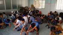 Đột kích quán bar chui, gần trăm dân bay đang phê ma túy