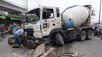 Tài xế buồn ngủ, xe bồn gây náo loạn xa lộ Hà Nội