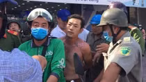 Tẩm xăng vào người rồi vào ngân hàng đe dọa cướp
