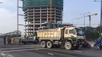 Bị xe ben tông chết trong cơn mưa lớn