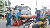 Hoảng loạn khi xe bồn chở xăng nổ lốp gây tai nạn liên hoàn