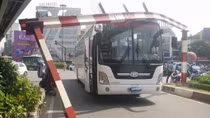 Xe khách “đội” thanh chắn giới hạn chiều cao gây ùn ứ giao thông