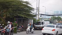 Phát hiện người phụ nữ tử vong trong bụi trứng cá