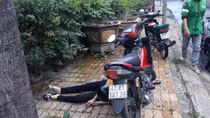 Nam sinh viên tử vong với con dao cắm trên ngực