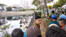 Trượt chân đuối nước khi leo qua lan can kênh Tàu Hủ câu cá
