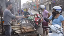 Cá lóc nướng, heo quay đắt đỏ nhưng vẫn hút khách ngày vía Thần Tài