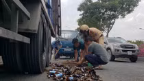 CSGT đội nắng dọn bia rơi vãi trên đường