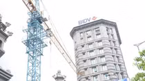 Hai xế hộp tiền tỷ bị hư hỏng nặng do "vật thể lạ" từ trên trời rơi xuống