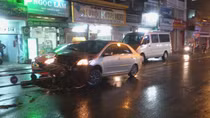 Hai vụ xe ô tô nát đầu trong cơn mưa lớn