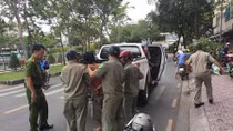 Nam thanh niên nghi ngáo đá cầm kiếm rượt đuổi khách