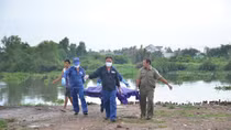 Cần thủ bỏ chạy khi lưỡi câu móc vào thi thể trôi trên sông