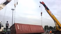 Hoảng hốt khi thùng container rơi từ trên xe xuống khu vực vòng xoay