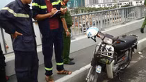 Bỏ xe trên cầu, nam thanh niên gieo mình xuống sông Sài Gòn