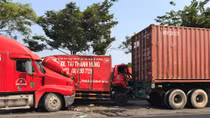 Xe tải bị 2 xe đầu kéo ép biến dạng, 2 người bị thương