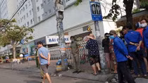 Hai cô gái trẻ rơi tầng 20 chung cư tử vong