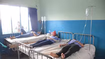 Công nhân ngất xỉu hàng loạt nghi ngộ độc thực phẩm
