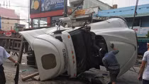 Ôm cua gấp, xe đầu kéo lật nhào trên QL22