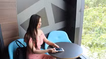 Nghi vấn vị khách nước ngoài “thó” Iphone của người phụ nữ trong quán MC Donalds