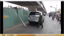 Thanh chắn lan can cầu rơi thủng nóc ô tô
