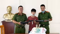 Dân giao nộp súng, đạn và hàng trăm hung khí