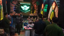 Kiểm tra quán bar, lòi ra con nghiện