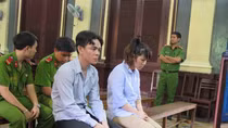 Chồng nghiện ma túy đưa cho vợ đi bán