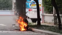 Xe máy bốc cháy trơ khung trên đường 