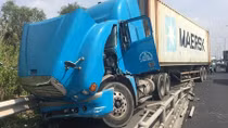 Xe đầu kéo tông hàng loạt dải phân cách rồi lao vào làn xe máy 