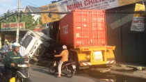 Xe đầu kéo chui tọt vào nhà sau khi tông xe chở nước đá