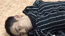 Dừng chờ đèn đỏ, con nghiện hù dọa rồi cướp xe