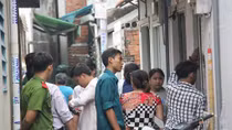 Vợ đau đớn nhìn chồng bị điện giật trên mái nhà