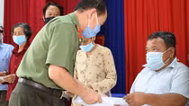 Những món quà ấm áp ngày cuối năm đến với người dân Long Khê