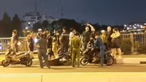 Nhảy sông rồi bơi về nhà ngủ mặc đội cứu hộ lặn mò cả đêm