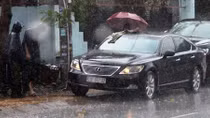 Đập kính xe ô tô Lexus trộm 5 tỷ đồng