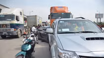  3 xe ô tô tông liên hoàn trên xa lộ Hà Nội