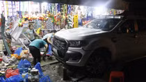 Tài xế điều khiển xe nồng nặc mùi rượu lao vào tiệm tạp hóa