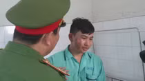 Thăm hỏi 2 chiến sĩ bị thương trong lúc chữa cháy tại Đà Lạt
