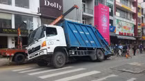 Xe rác lọt bánh xuống “hố tử thần”, giao thông ùn ứ