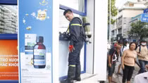Một cảnh sát bị thương khi chữa cháy căn nhà trong hẻm