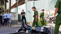 Tấm ván công trình "bay" trúng đầu nam thanh niên đang lưu thông trên đường