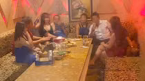 Tiếp viên "mát mẻ" phục vụ khách trong phòng karaoke không phép