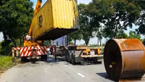 Hai cuộn sắt nặng hàng chục tấn tuột xích rơi trên đường