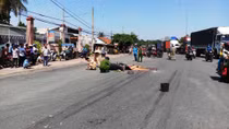 Trên đường đến khu du lịch, người phụ nữ ngã vào bánh xe đầu kéo