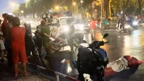 Đang chạy xe bỗng ngã xuống đường tử vong
