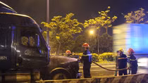 Xe đầu kéo phát nổ bốc cháy, tài xế đạp cửa thoát thân