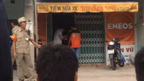 Vợ ngất xỉu khi thấy chồng tử vong trong tiệm sửa xe